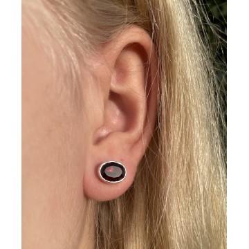 Oval Facet Granat Øreringe – Skønhed og Styrke!