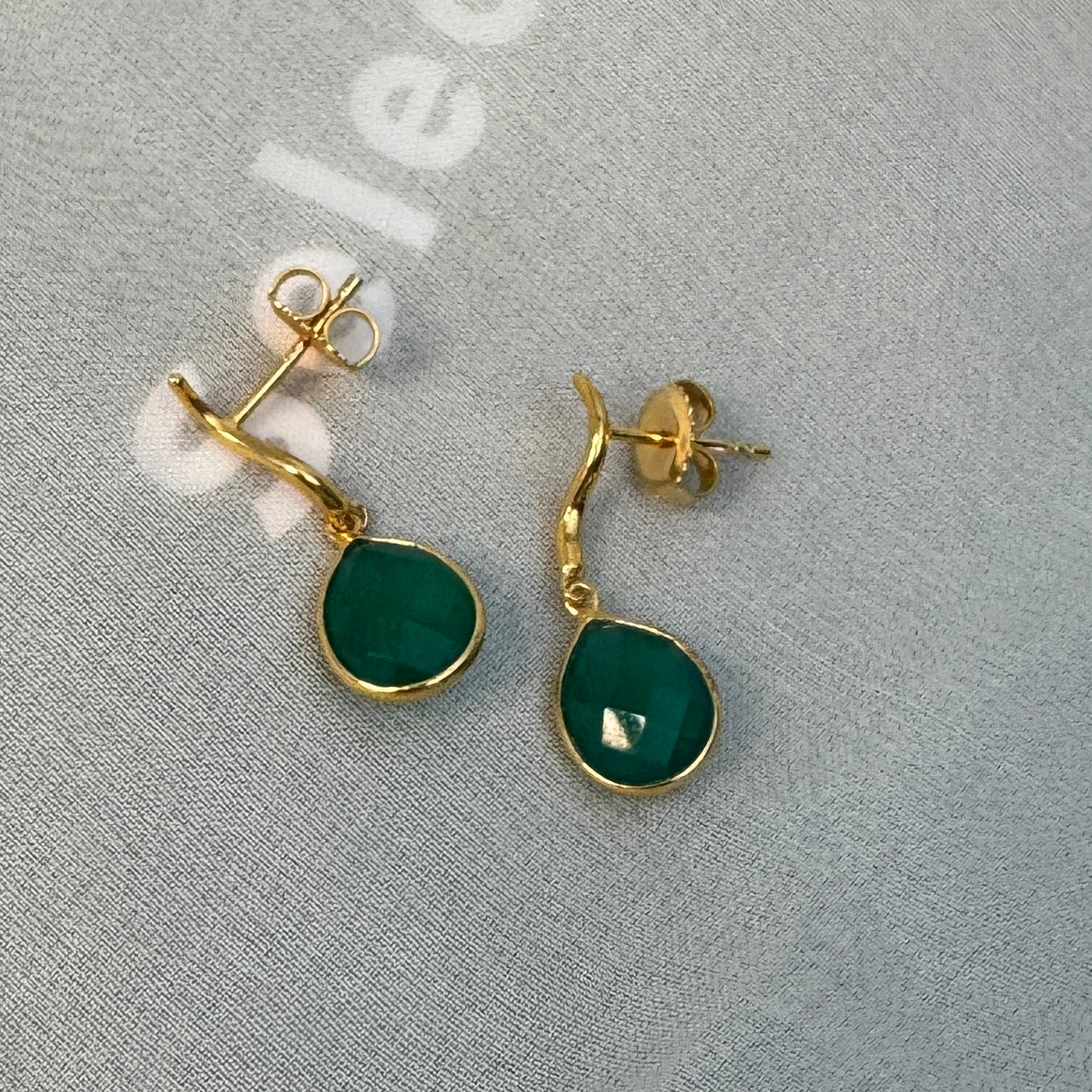 Grøn Marie Ørestikker Forgyldt Med Onyx Glas - Izabel Camille Ørestikkere