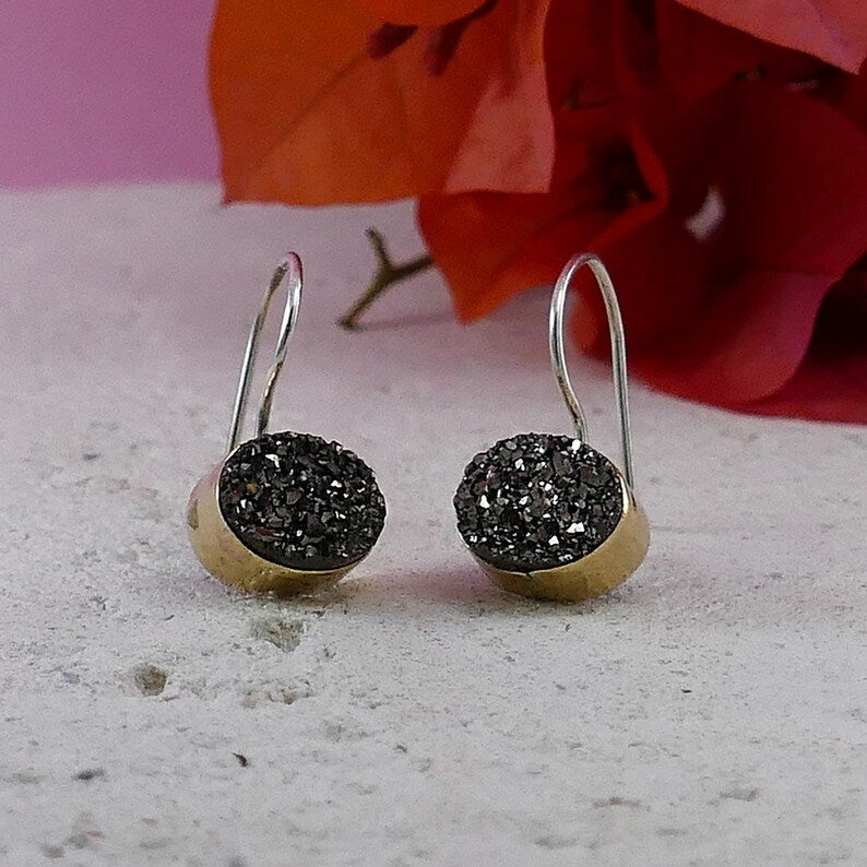 Guld øreringe Rustikt Design Med Grå Druzy Sten - Niibuhr Jewelry Øreringe