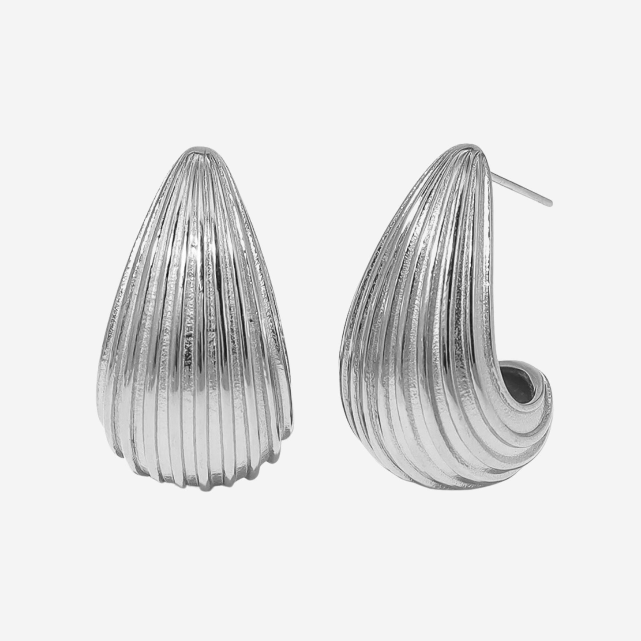 Grooved Drop Earrings Sølvfarvet - Khaai Studio Øreringe