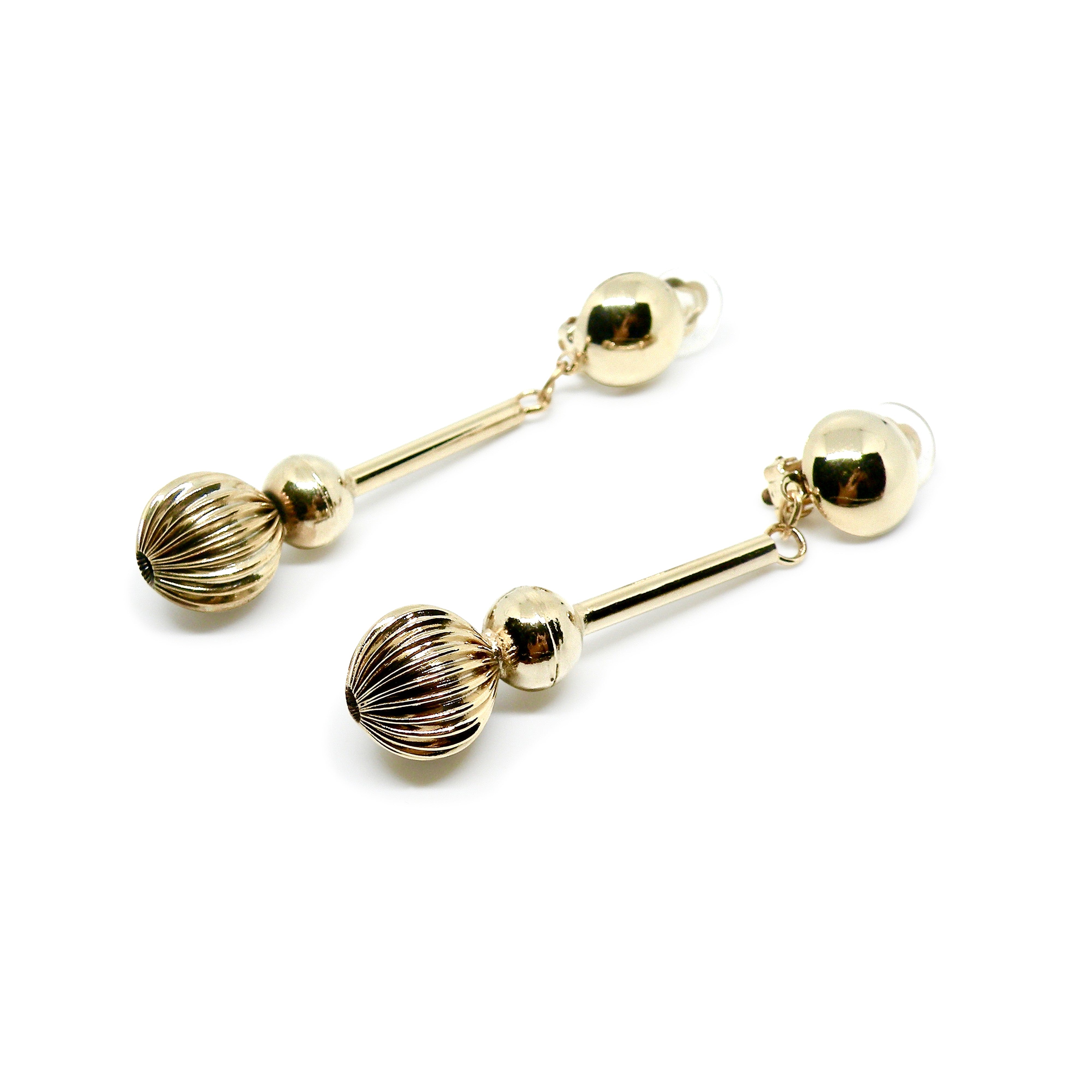 Guld Øreclips med Riflet Kugle - Elegante Detaljer